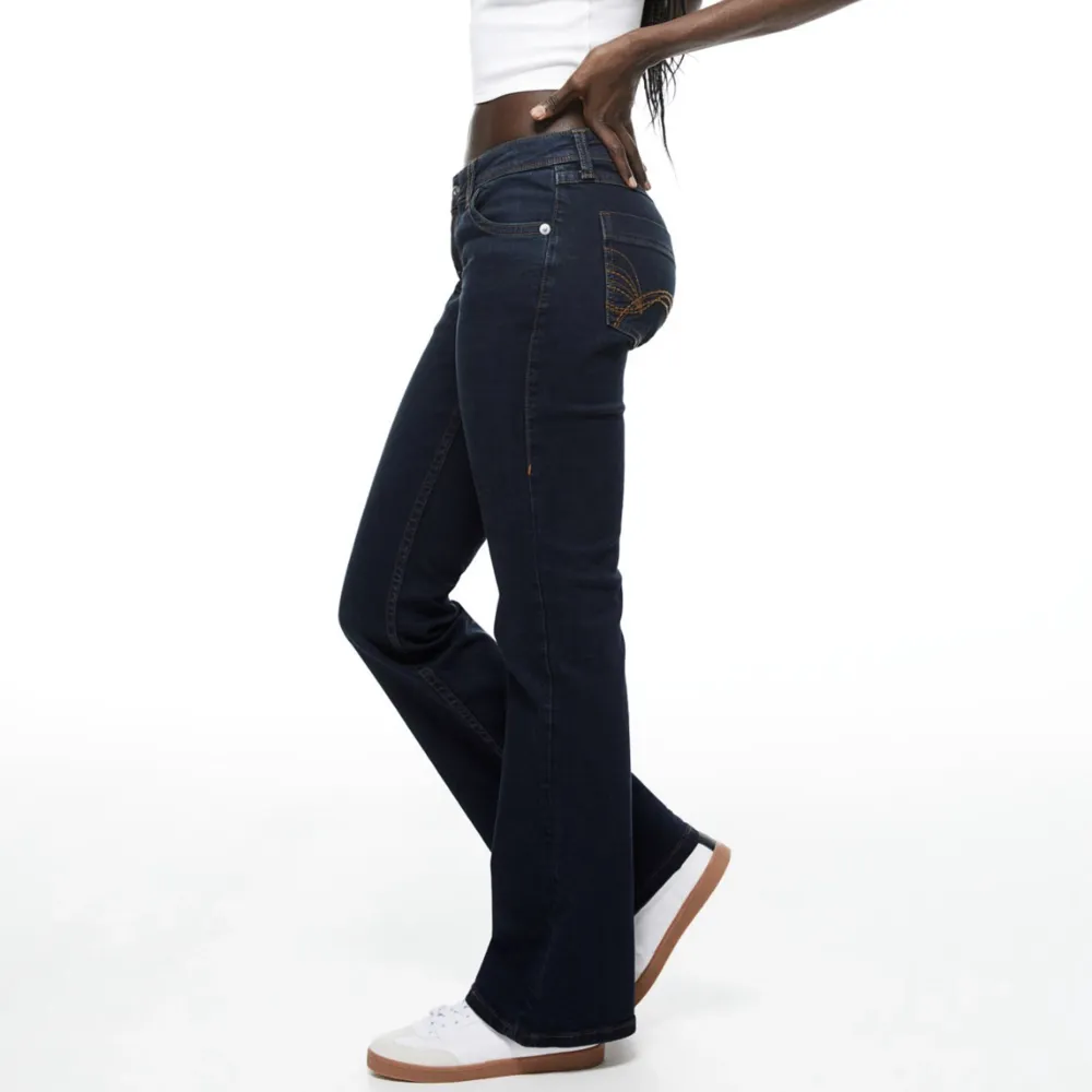 Hej! Säljer dessa sjukt snygga lågmidjade jeans från H&M som är slutsålda! Storlek 40 men passar 38 också!. Jeans & Byxor.