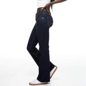 Hej! Säljer dessa sjukt snygga lågmidjade jeans från H&M som är slutsålda! Storlek 40 men passar 38 också!