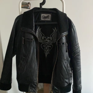 Ass cool vintage jacka - 15 år gammal! Men fortfarande i bra skick! Oversized och sitter som en smäck. Köpt för 3000🤩 pris går att diskutera 