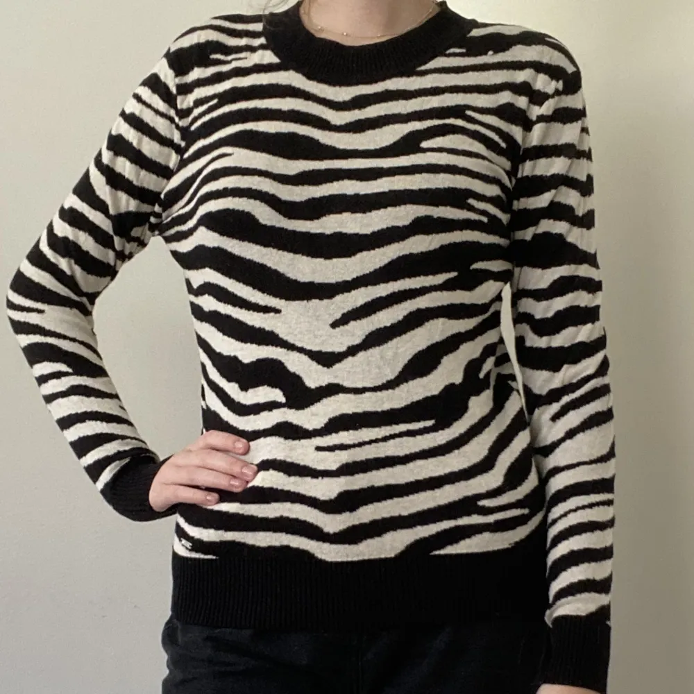 Tjockare långärmad tröja i zebramönster från Flash i storlek M. Använd fåtal gånger därav nyskick. Säljer pga att den inte används. . Tröjor & Koftor.