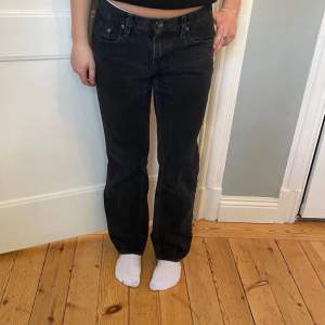 Svarta jättefina jeans som påminner mycket om weekdays arrow modell❤️