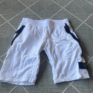 Stone island shorts  - Säljer dom för de har blivit för små 