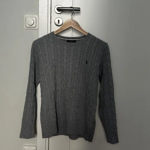 Stickad tröja från Ralph Lauren 🤍 - har inga defekter. är använd ett fåtal gånger då den alltid har varit lite kort i armarna på mig 🤍