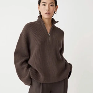 Brun stickad tröja, & other stories - Brun stickad tröja med dragkedja i halsen från & other Stories. Så fin!! 