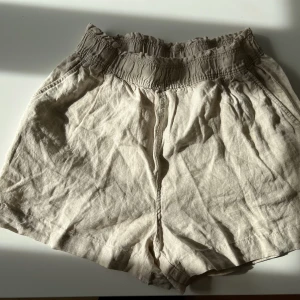 Beiga linneshorts 💛 - Helt nya linneskjorts från H&M i storlek S med prislapp kvar 💛Köpta för 229 kr men säljer för 200 kr, köpare står för frakt men kan också mötas upp 💛