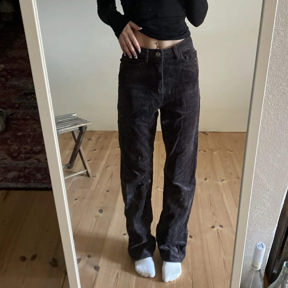 Bruna Manchester byxor från weekday som är köpta för några år sen men knappt använt💓 Skriv ifall du är intresserad över mått. Jeans & Byxor.