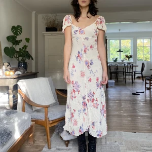 Sommarklänning - En somrig klänning med blommor. Fin både till vardags och fest! Ganska liten i storleken.