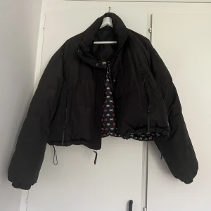 Vändbar croppad dunjacka från Zara - Liten i storleken. Använd en gång.