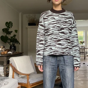 Tjocktröja  - Tigermönstrad tjocktröja från Weekday🫶🏽