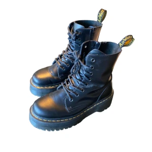 Dr. Martens skor  - Doctor martens kängor med platå i storlek 38, använd ett fåtal gånger så i väldigt bra skick!
