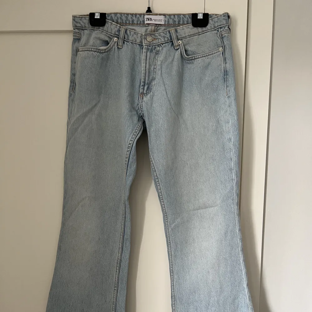 Väldigt lågmidjade Jeans från Zara. Knappt använda . Jeans & Byxor.