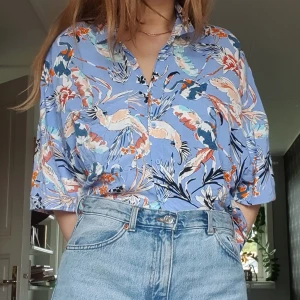 Blå Hawaii Skjorta - Köpt på New Yorker för 3-4 år sedan. Inte används på 2 år. I gott skick fortfarande! Frakten är inkluderat i priset! Skriv om du har frågor ✨️!