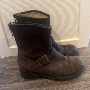 Johnny Bulls - Johnny Bulls Mid i storlek 39. Bra skick enda slitningarna är på insidan vid dragkedjan (se bild 3).