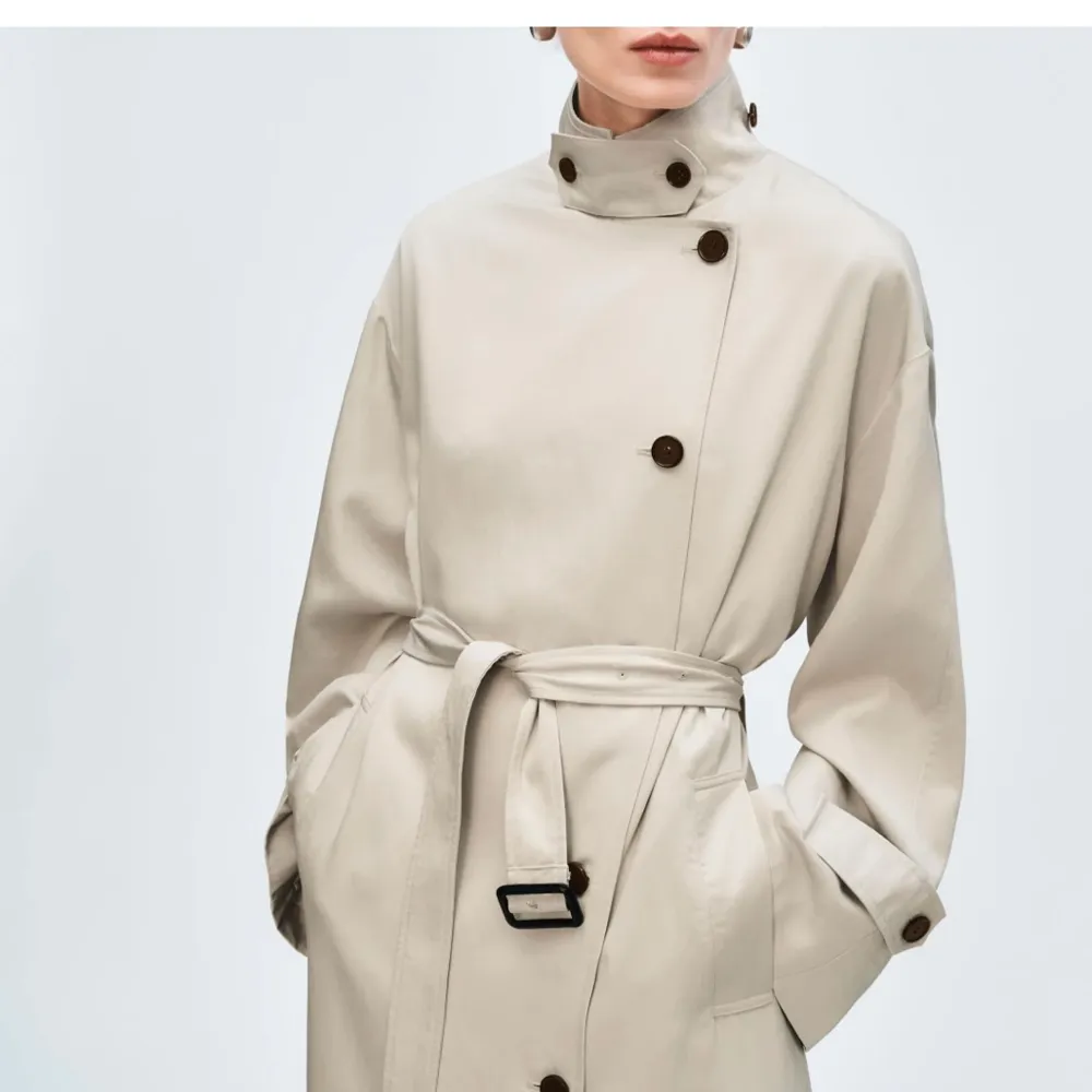 Supersnygg trench från Wera med coola svarta detaljer. Storlek 36. Inköpt i juli på Åhléns för 2999:- Använd enbart tre gånger.🙈 Finns på Sankt Eriksplan, Odenplan eller vid Centralen. Kan skickas.Bilder lånade från Åhléns.se. Takit.