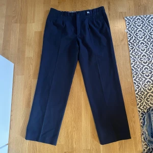 Burberry kostymbyxor - Riktigt fräscha vintage kostymbyxor från burberry. Storlek 48/L, inga flaws.