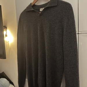 Stickad pikétröja  - Säljer nu denna tröja från John Henric. Varm och skön till hösten. Skick 8/10