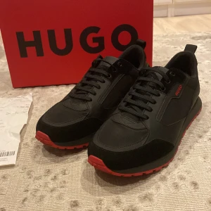 Hugo skor - Hugo boss skor men kvitto och box, helt nya skicka 10/10. Nypris 1799kr säljer för 1499 har ni någon fråga skriv gärna. Priset kan diskuteras 