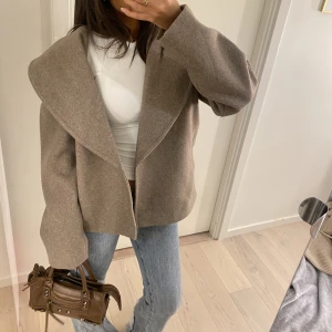 Beige brun kort kappa  - Jätte fin helt ny oanvänd kappa som är perfekt till båda höst och vinter 🧸💞går att ha både med bälte eller utan, är 155cm lång så den sitter lite längre på mig än vad den egentligen ska.