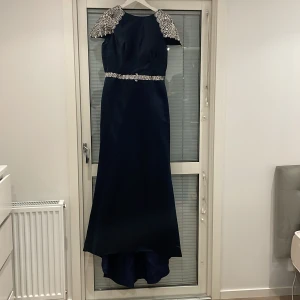 Bal klänningen  - Otroligt fin bal klänningen med så fina detaljer i ryggen! 💙❄️pris går att diskutera vid snabb affär ! 