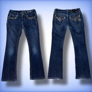 Miss Me Jeans - Ett par fina unika lågmidjade bootcut miss me jeans med speciella och unika bakfickor!☺️ hör av dig om du har frågor!