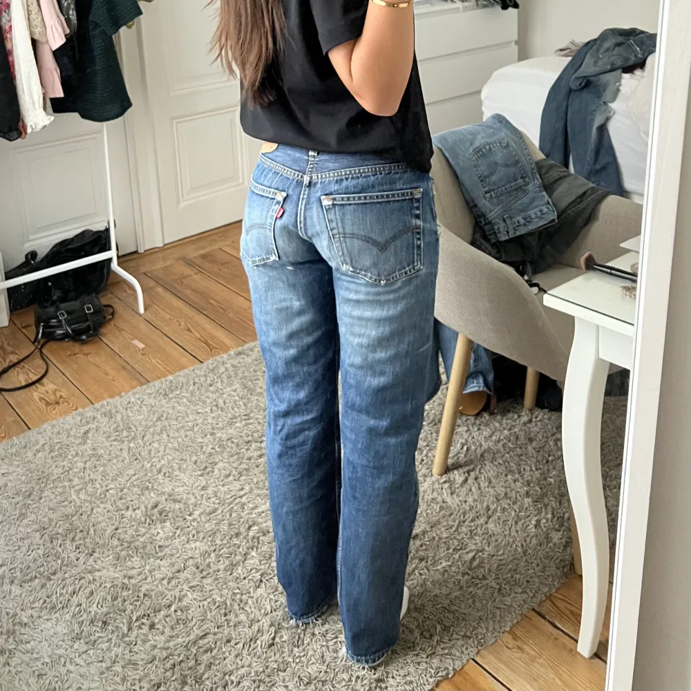 Så coola levis 501:or med slitningar (jag är 170)🩷🩷. Jeans & Byxor.