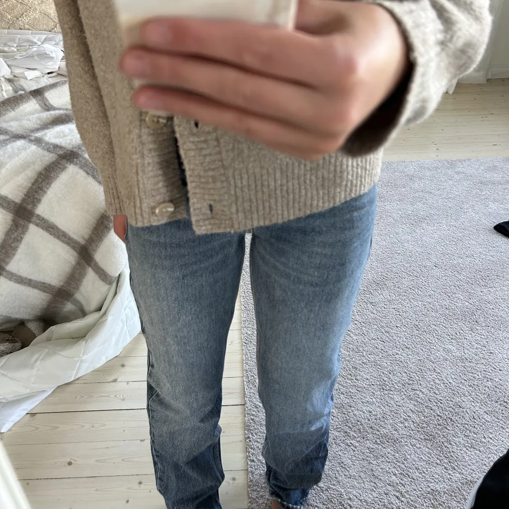 Säljer dessa jätte fina mid waist jeansen ifrån zara pga att de är för små.❤️Dom säljs inte längre på hemsidan.. Jeans & Byxor.