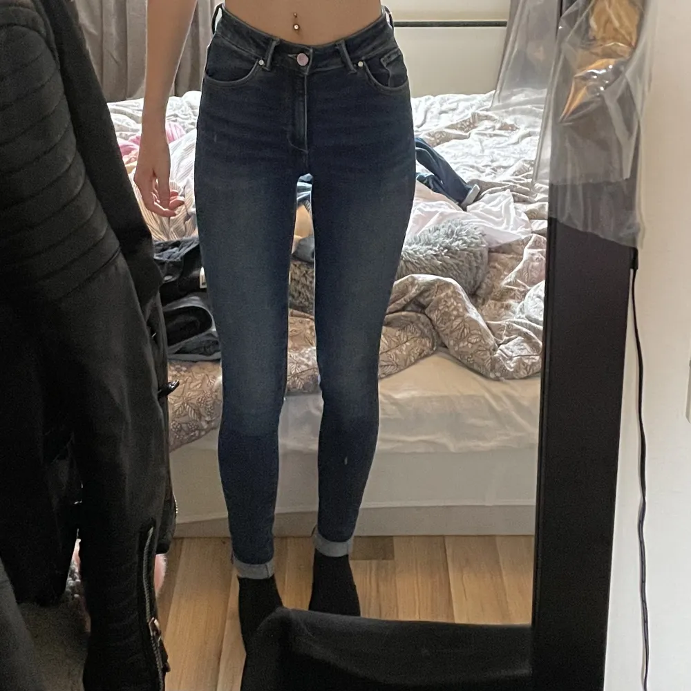 Ett par mörkare blå jeans från bikbok, knappt använda!💙 Storlek xs  Säljer för 100kr. Jeans & Byxor.