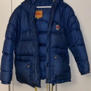 Fjällräven jacka - Intresskoll på min fjällräven jacka! Funderar på att sälja då jag inte använt den jätte mycket, så jag vill se hur många som skulle vara intresserade💗