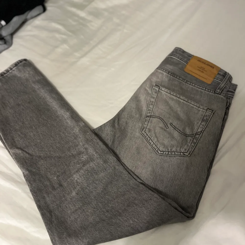 Säljer min skit fina Jack&Jones jeans i storlek 28/32. Hör av dig vid frågor eller annat!. Jeans & Byxor.