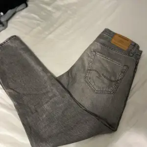 Säljer min skit fina Jack&Jones jeans i storlek 28/32. Hör av dig vid frågor eller annat!