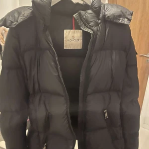 Moncler jacka  - En sjukt fin moncler jacka⌛️Skick 7/10 Små flaws som ej syns vid användning ⌛️nypris 11999kr ⌛️Perfekt nu till hösten/Vintern⌛️Vid minsta fråga eller fundering är det bara att skriva ✅🙌PRIS GÅR ATT DISKUTERA VID EN SNABB SIMPEL AFFÄR🥂 ( Tags finns kvar )