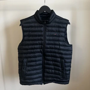 Tommy Hilfiger Väst - Tja, säljer nu min otroligt fina Tommy Hilfiger väst då den är liten på mig. Storleken är S men passar även M. Perfekt nu till hösten.
