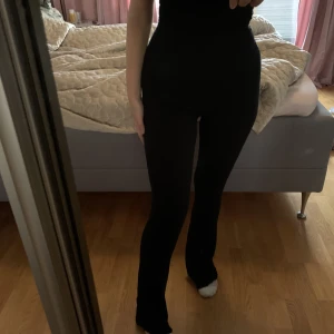 Svarta ribbade byxor  - Svart ribbade byxor i tunnare tyg ifrån bikbok! 🖤