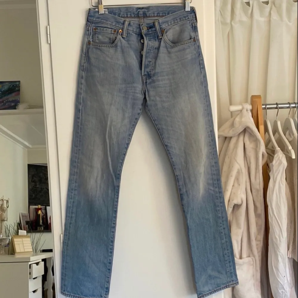 Drömmiga vintage Levis jeans i den perfekta blå färgen Säljer på grund av att de är snäppet för små för mig. De är perfekta i längd för mig som är 172 och är i en straight mid-rise modell.  Storlek: W29 L32 (små i storleken). Jeans & Byxor.