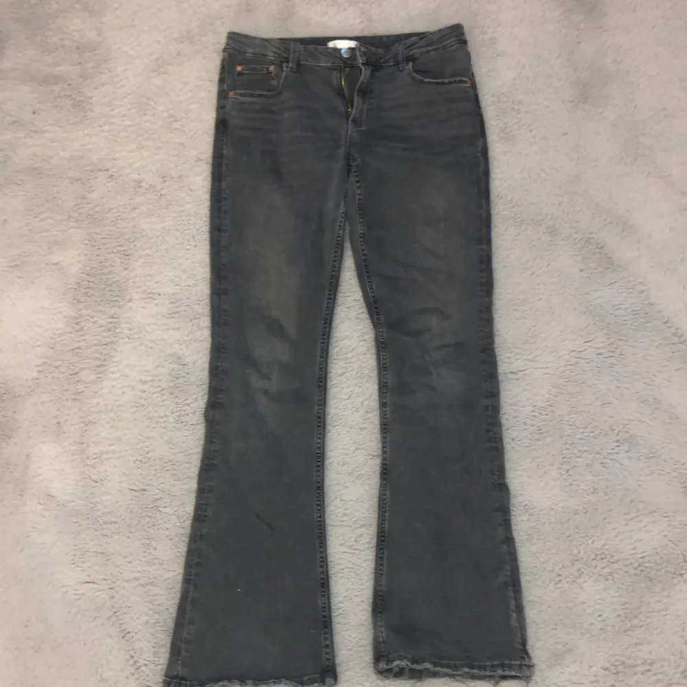 Jätte snygga Low waist bootcut jeans från Gina,  cirka ett halv år gammalt men jätte bra skick💓( säljer för de är för små). Jeans & Byxor.