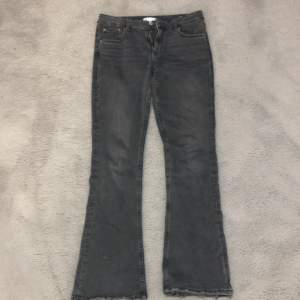 Jätte snygga Low waist bootcut jeans från Gina,  cirka ett halv år gammalt men jätte bra skick💓( säljer för de är för små)