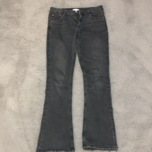 Sjukt Low waist bootcut jeans💓 - Jätte snygga Low waist bootcut jeans från Gina,  cirka ett halv år gammalt men jätte bra skick💓( säljer för de är för små)