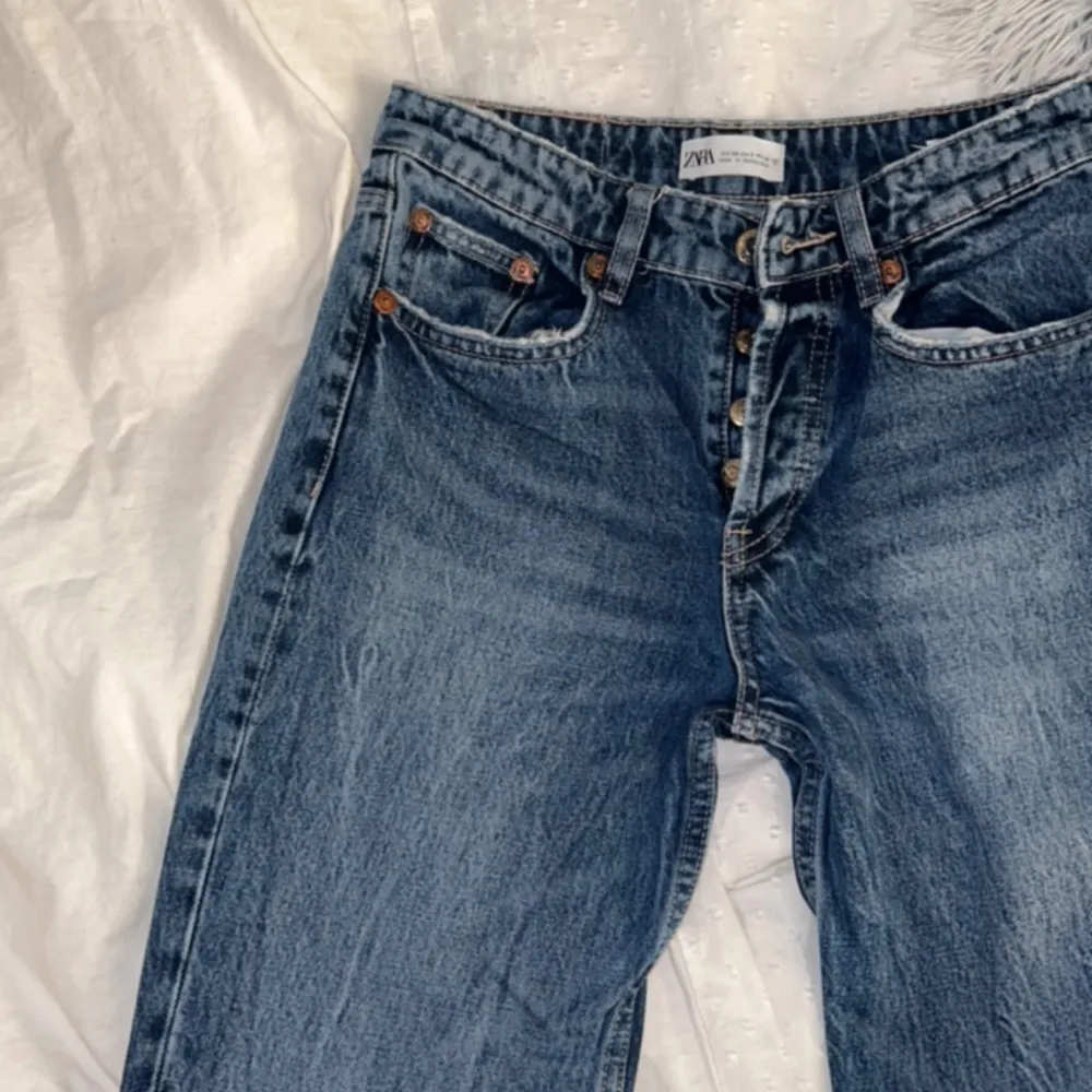Zara jeans i jätte fin mörkblå färg! Säljer då dom tyvärr inte passar mig längre😀 storlek 34! Hör av er för frågor eller om ni kan tänka er köpa 😁. Jeans & Byxor.