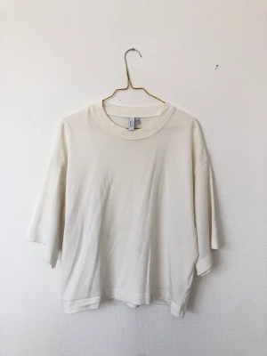 T-shirt  - Från & other stories  Finns i Malmö eller kan postas 