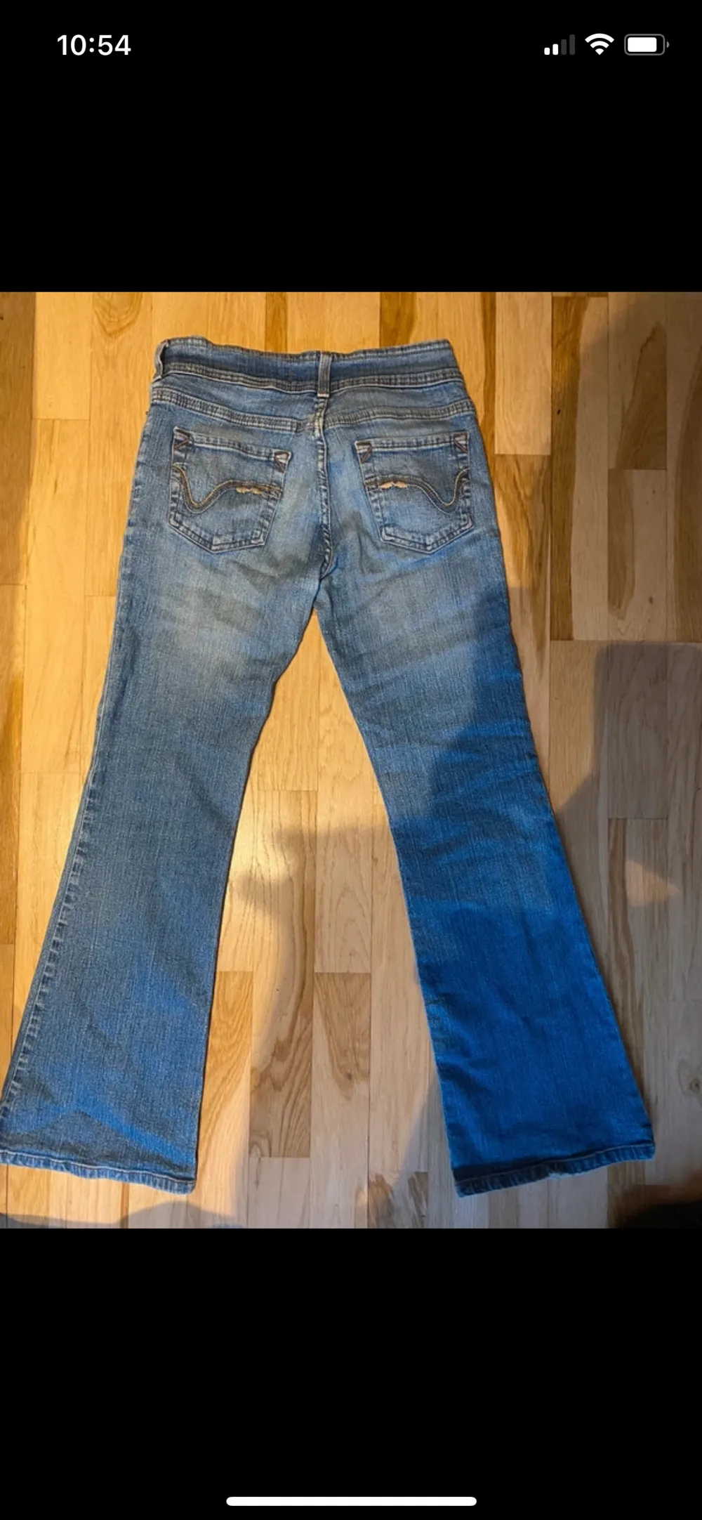 Lågmidjade flare jeans, tyvärr för korta för mig 166 cm. Köpte står för frakt, kontakta vid intresse!. Jeans & Byxor.
