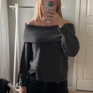 Fin off shoulder tröja - Fin off shoulder tröja från hm. Något noprig (se bild 3) men inget som tydligt syns.🥰 Säljer då den inte längre kommer till användning. Pris kan diskuteras