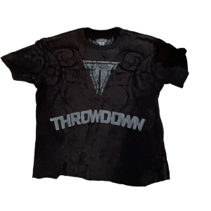Throwdown (affliction) t shirt - sjuukt fet throwdown by affliction tisha😍😍 jävligt baggy oxå kan skicka mått om de önskas😱 inga större defekter men avklippt längst nere å lite crackling på trycket🙏🙏pris diskuterbart😄
