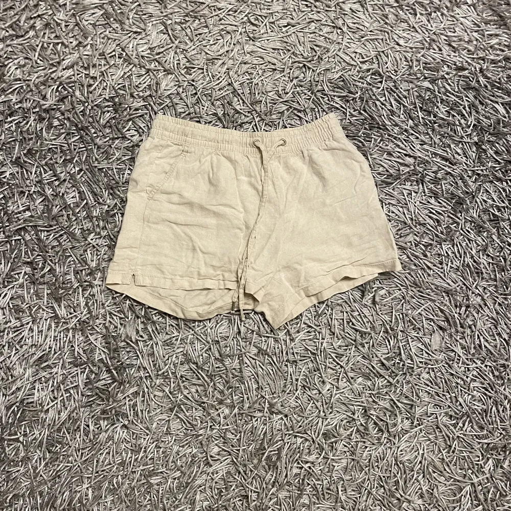 Ett par söta linne shorts i storlek 34. Använd fåtal ggr. . Shorts.