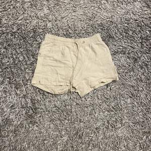 Ett par söta linne shorts i storlek 34. Använd fåtal ggr. 