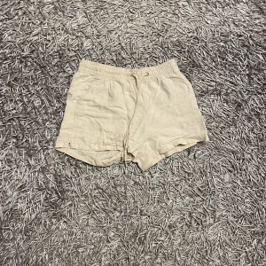 Linne shorts  - Ett par söta linne shorts i storlek 34. Använd fåtal ggr. 