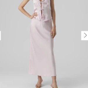 Satinkjol - Intressekoll på den helt slutsålda satinkjolen från Veromodas x Felicia Wedins Kollektion. Storlek XS, Prislapp kvar, aldrig använd. (Köpt för 500kr)