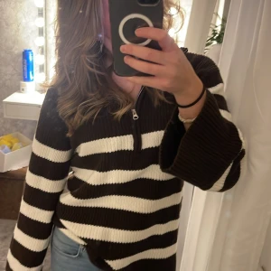 Tröja - Säljer denna fina tröja från BikBok i storlek Xs. Knappt använd o är i fint skick❤️