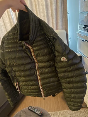 Moncler Daniel  - Moncler Daniel size 3 medium . Skick 8.5/10 inga kvitton eller tillbehör . Nypris 9k , säljer för 4500kr . Mörk grön färg. 