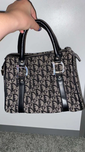 Dior väska - Äkta dior väska strl mindre  näst intill oanvänd så så gott som ny.  Nypris 10000