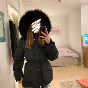 Finaste vinterjackan!! Bubbleroom Dunjacka Päls Jacka  - Säljer denna fina då jag har en annan jacka jag använder mer. Skicket är mycket bra, enda är att jag tagit bort ett märke som suttit på vänster arm (se bild).  Köpt för dryga 2000 kr (och säljs fortfarande för det på hemsidan). Passar storlek 34/36. 💙